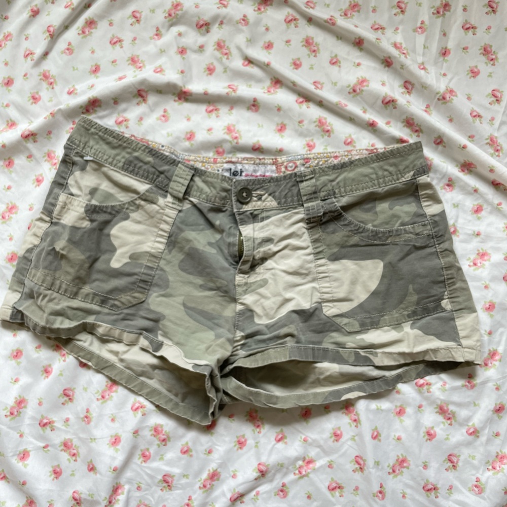 Vintage Y2K Low Rise Camo Shorts | Size M-L